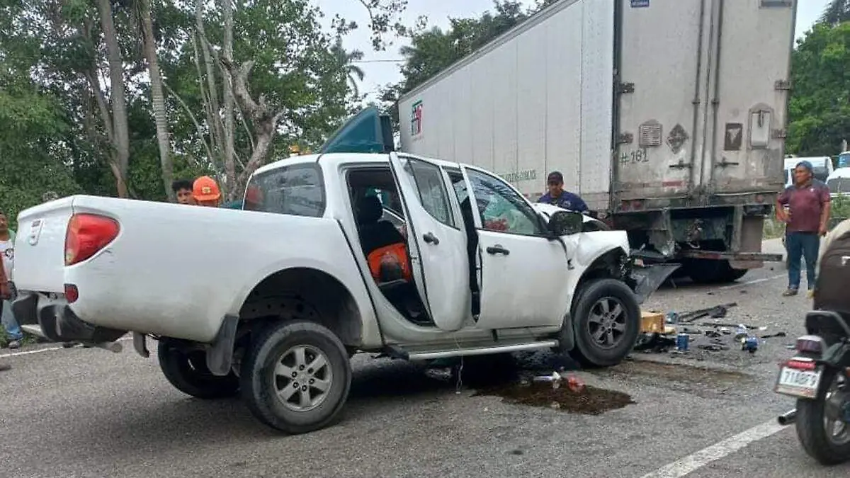 Accidente-Tráiler-Camioneta copia